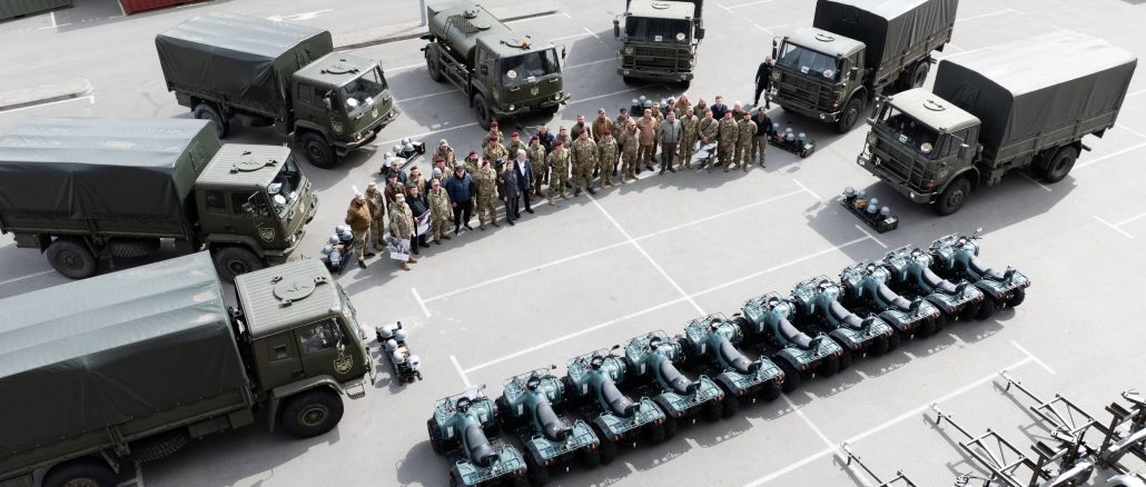 Порошенко передав підрозділам ЗСУ вантажівки, квадроцикли та комплекси РЕБ