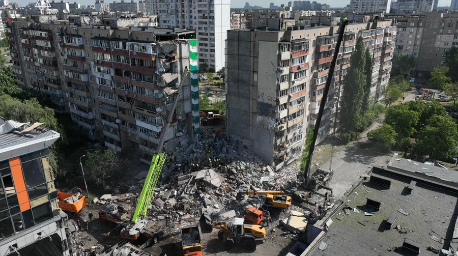 Понад 10 людей шукають під завалами після масованого удару по Києву