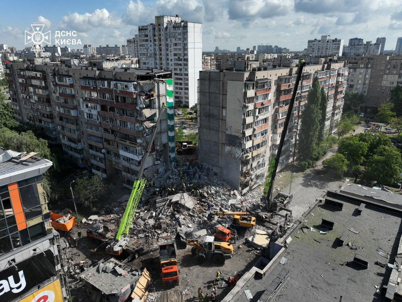 Україна пережила одну з наймасштабніших атак – і це ціна параду?