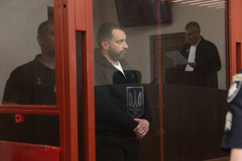 Court remands police officers in case of “covering up” porn offices