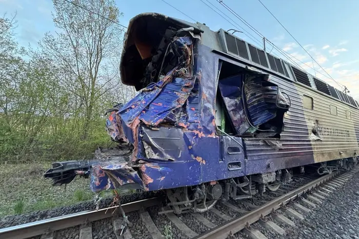 На Львівщині поїзд зійшов із рейок після ДТП з автокраном: є загиблі
