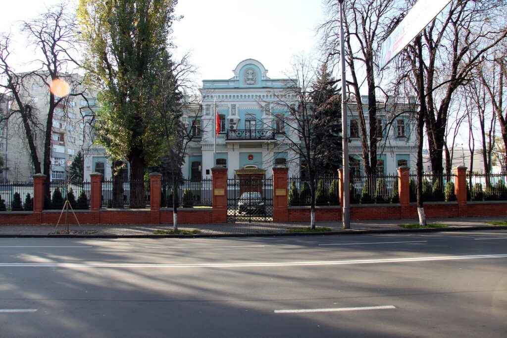 «Эвакуация» посольств: почему китайские дипломаты важнее американских