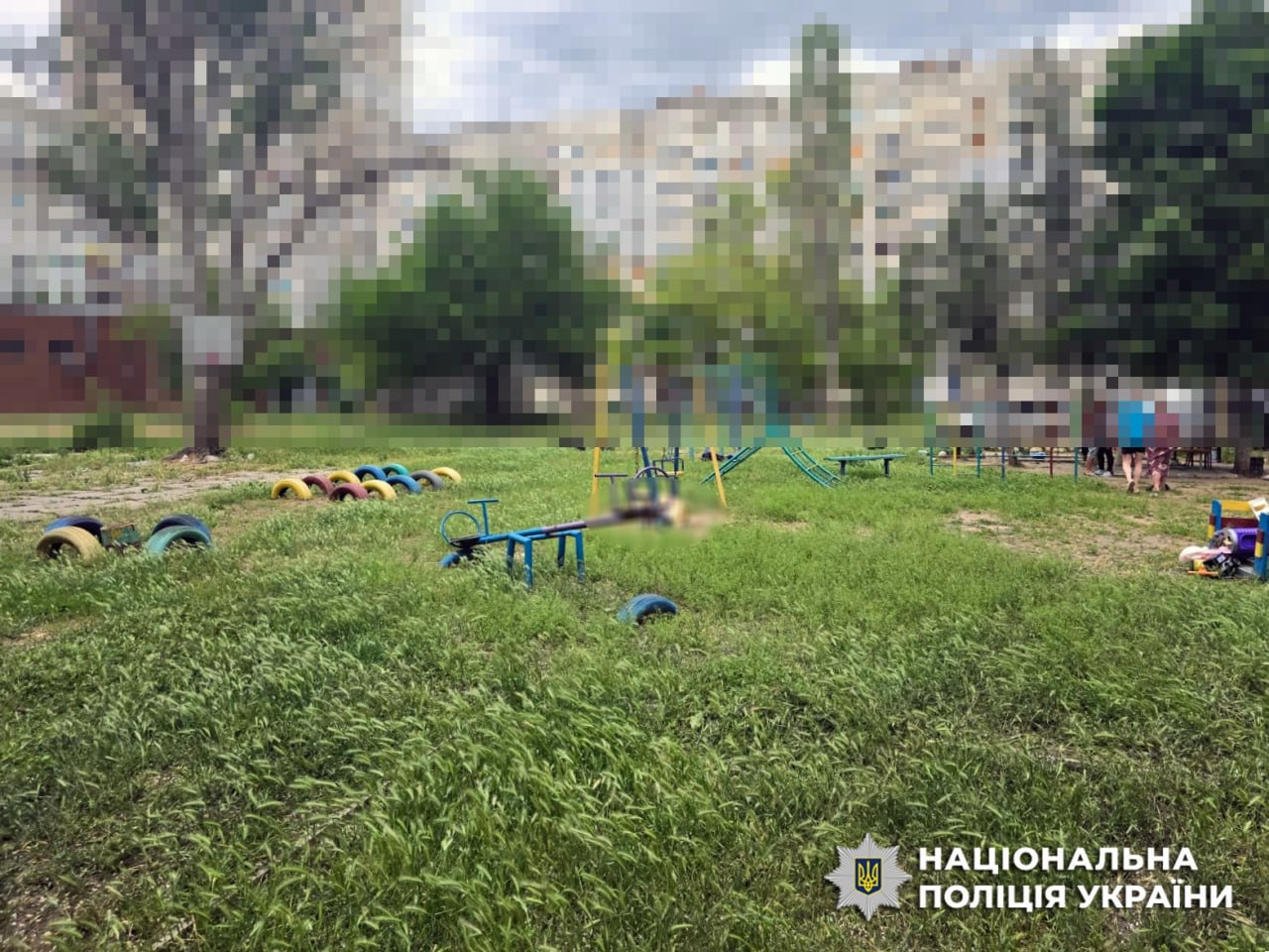 Росіяни вдарили з РСЗВ по дитячому майданчику в Херсоні: є загиблий