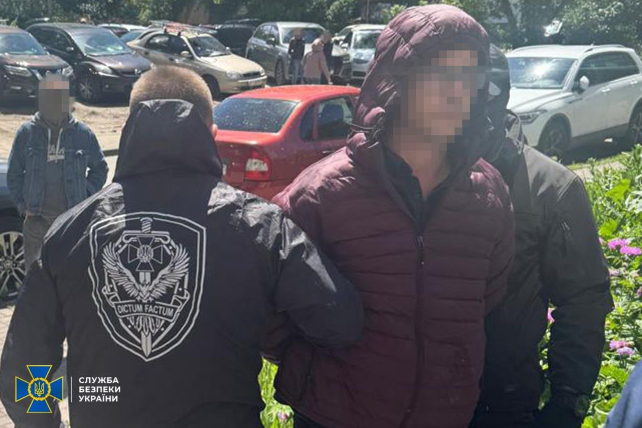 СБУ та ДБР затримали двох співробітників БЕБ на хабарях