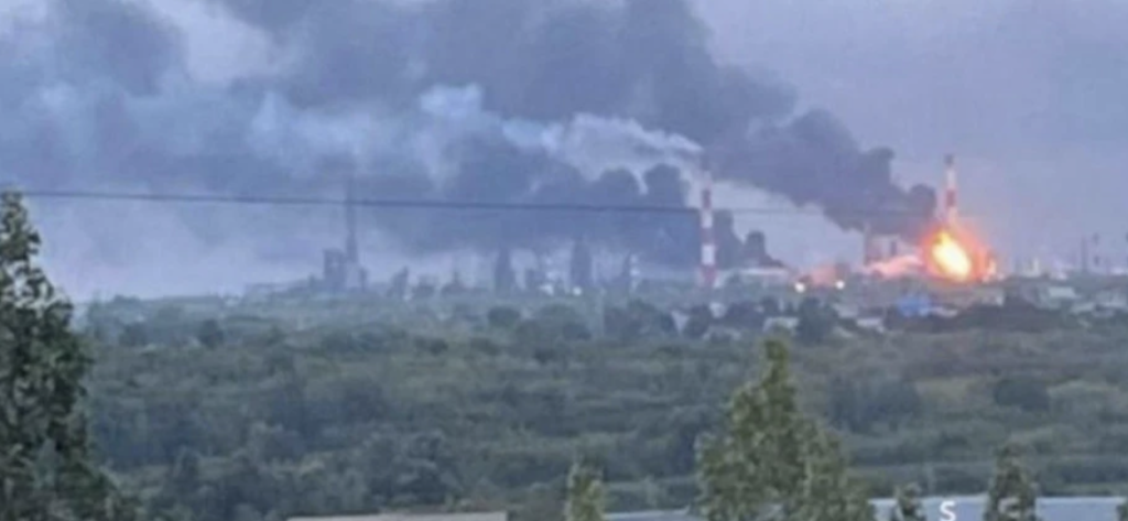У російській Сизрані спалахнула пожежа на НПЗ після повідомлень про атаку дронів