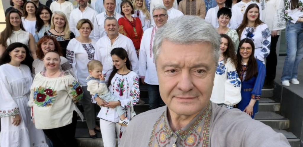 Порошенко привітав українців із Днем вишиванки і показав традиційні світлини з командою