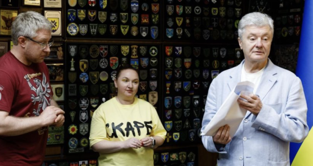 Порошенко задонатив “Справі Громад” свої депутатські кошти і закликав українців підтримувати волонтерів, які допомагають фронту