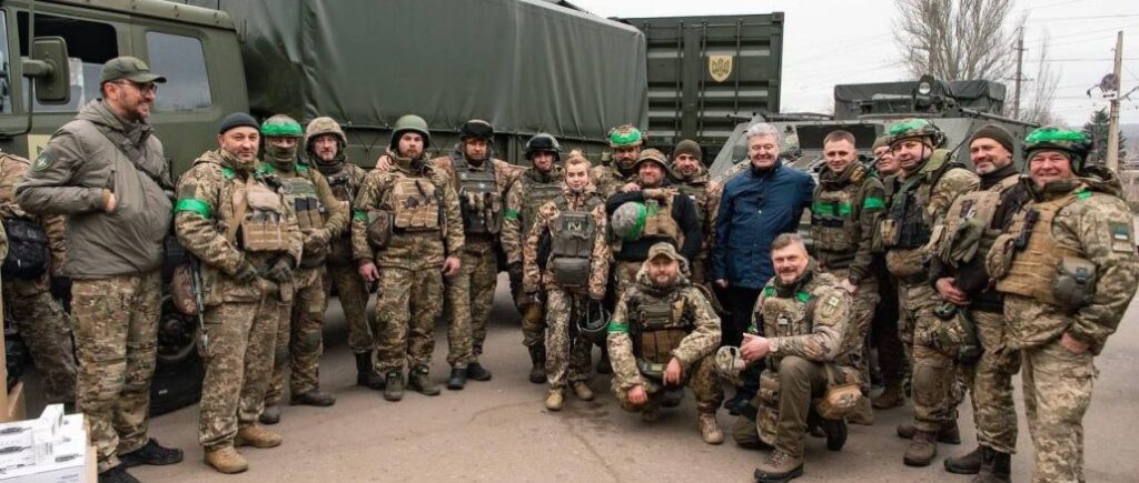 Порошенко поддержал Омеляна, который в первый день вторжения стал добровольцем
