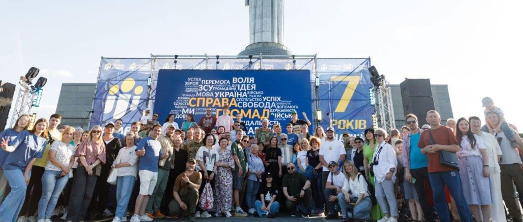 Команда однодумців, яка щодня підставляє плече армії – Порошенко привітав “Справу Громад” з річницею