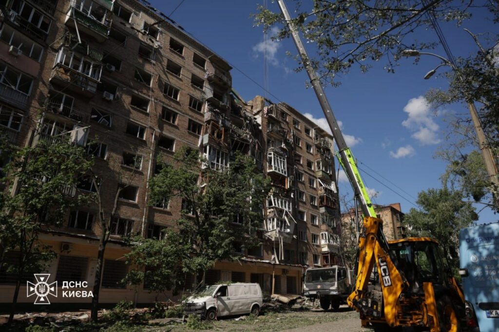 У Києві чоловік обкрадав пошкоджені квартири після масованої атаки РФ