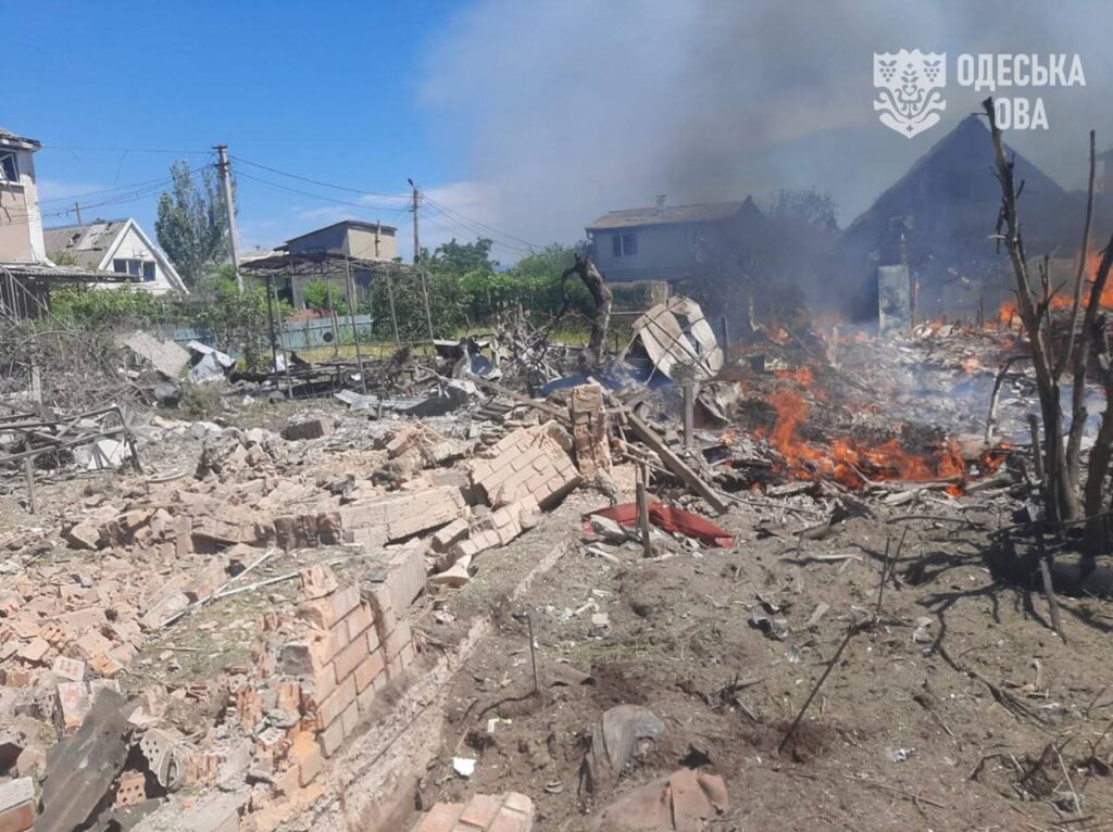Армія РФ вдарила ракетою по приватному сектору на Одещині: двоє поранених