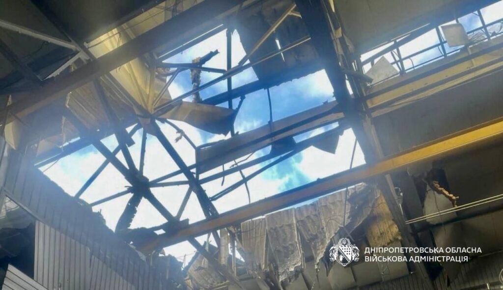 Россияне атаковали Днепр: повреждено предприятие, семеро пострадавших