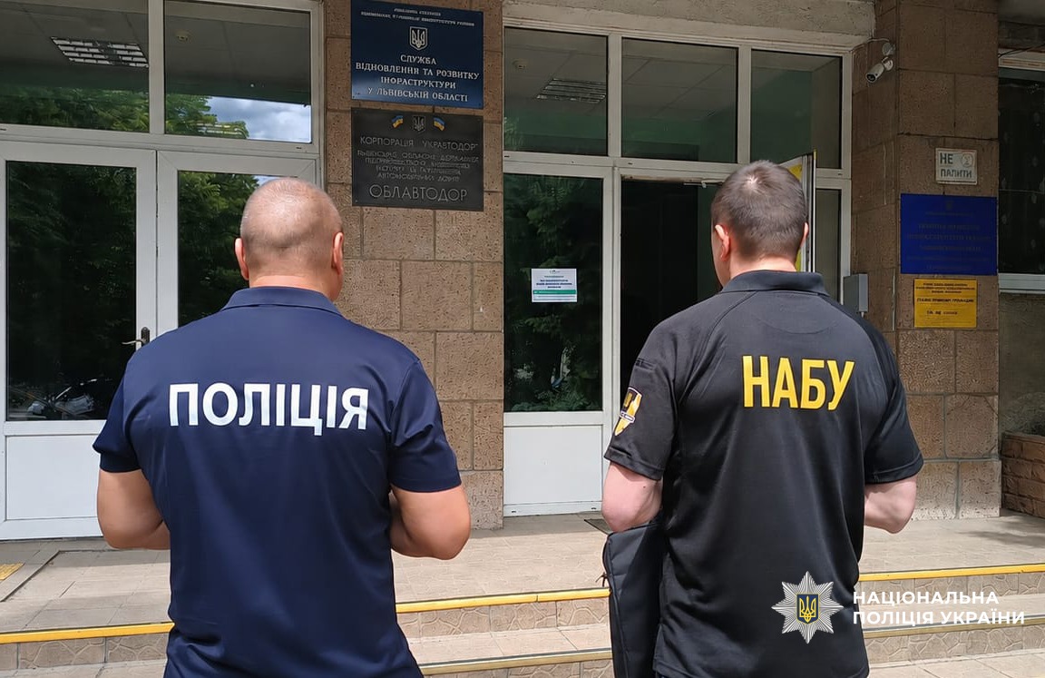 Будівництво стоянки за дорожні гроші: посадовцю Львівщини повідомили про підозру