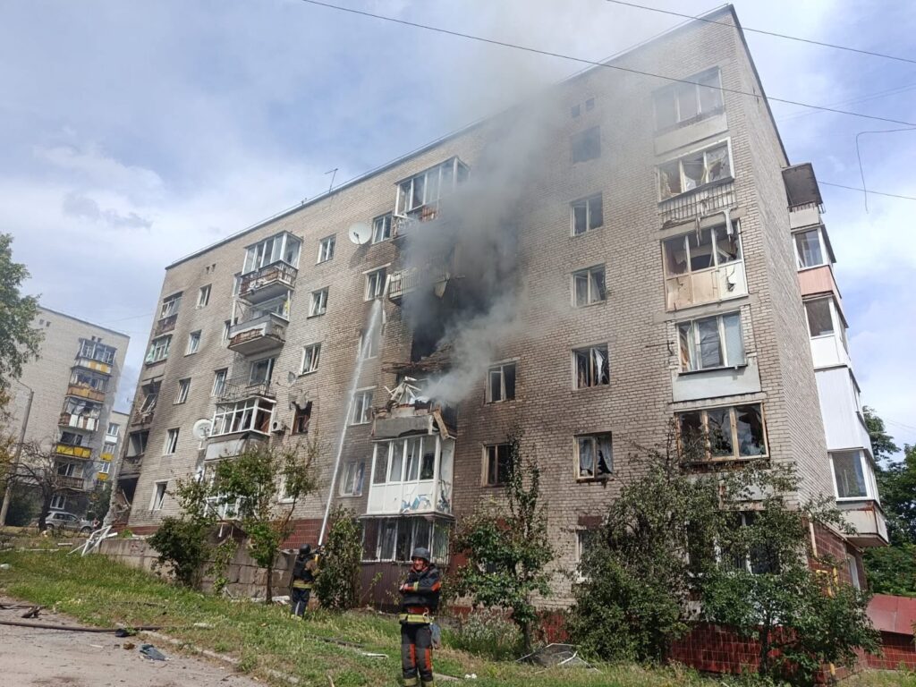 Армія РФ вдарила по будинку в Ізюмі: загинула жінка, є постраждалі