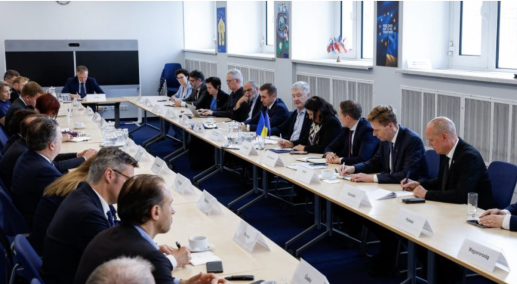 Порошенко встретился с послами Евросоюза: о чем лидер оппозиции говорил с европейскими партнерами Украины