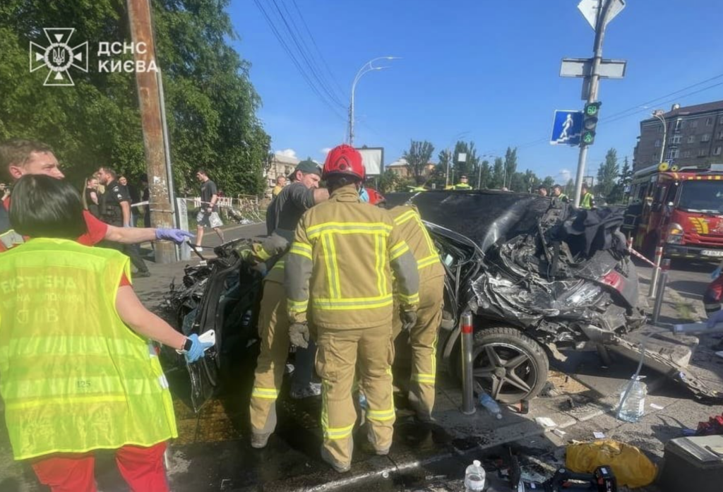 В Киеве Mercedes на большой скорости влетел в пешеходную зону: многие погибшие