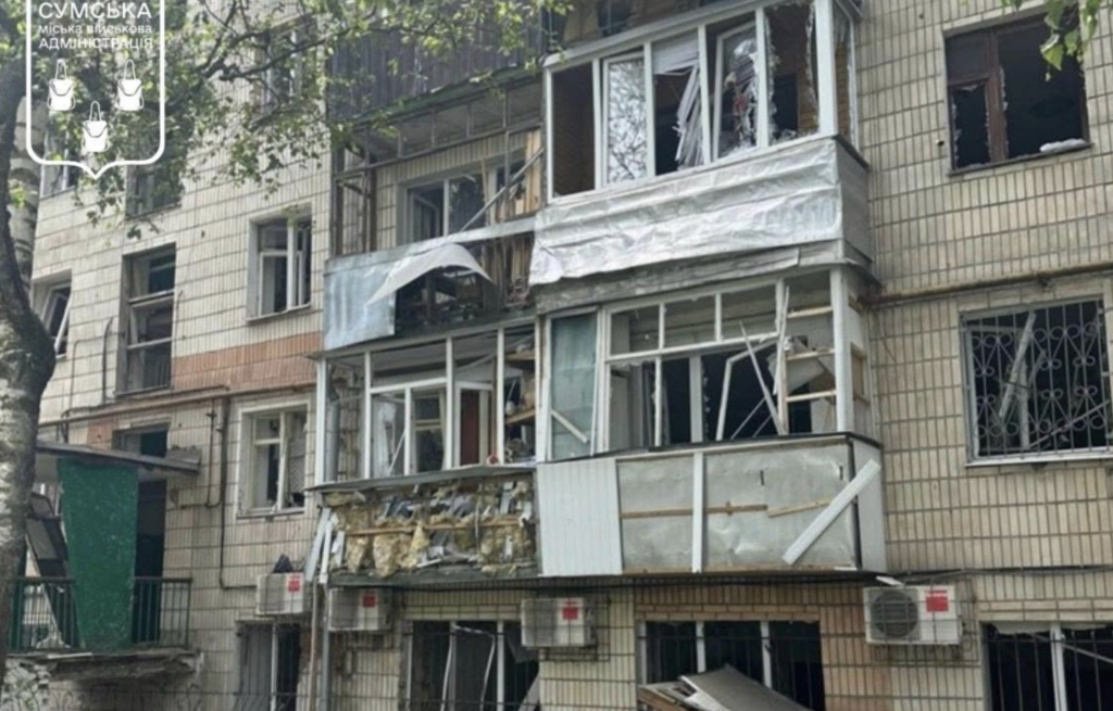 Росія вдарила КАБами по Сумах: постраждали 11 людей, з-під завалів врятували жінку