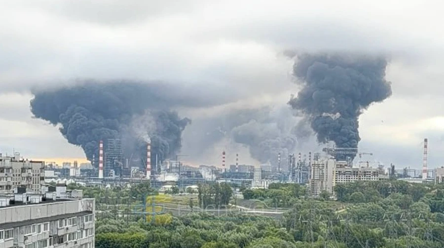 Безпілотники атакували НПЗ біля Кремля: у Москві здійнявся чорний дим