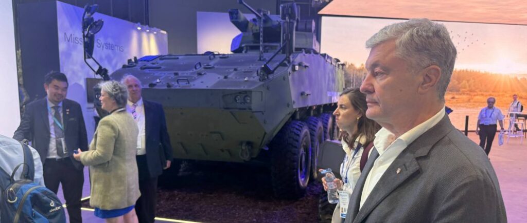 Порошенко на виставці озброєнь Eurosatory: головна наша цінність це наші воїни, яких мають захищати нові технології