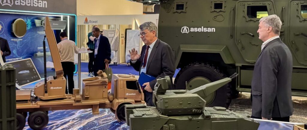 Порошенко після переговорів на виставці озброєнь Eurosatory натякнув на нові “сюрпризи” для росіян