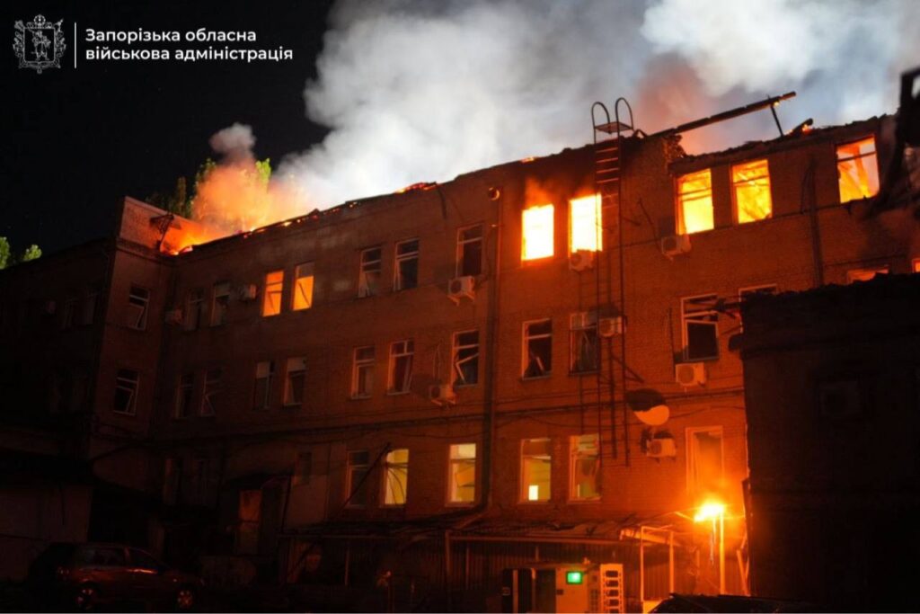 РФ массированно атаковала Запорожье дронами: повреждены ржаные дома, ранены