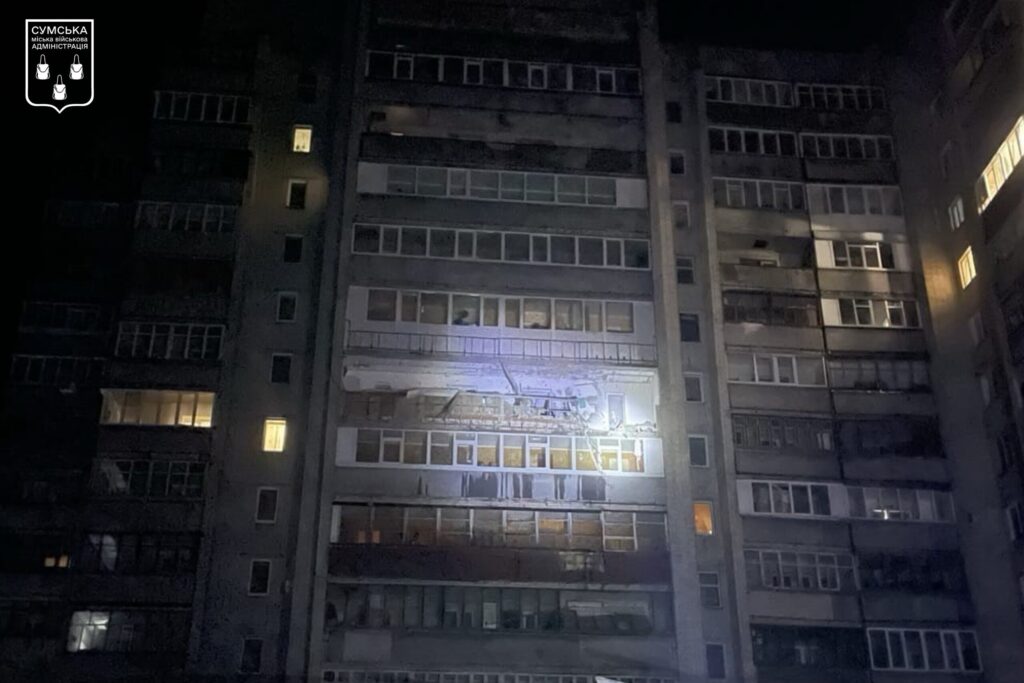 Окупанти вдарили дроном по багатоповерхівці у Сумах, поранені дві жінки та дитина
