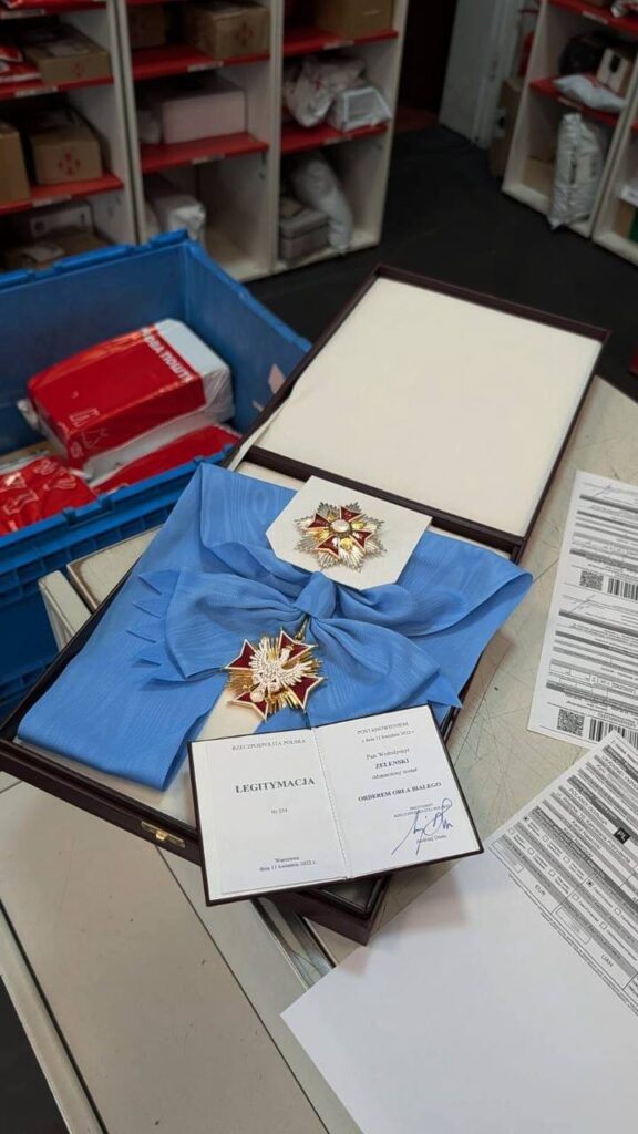 Zelensky sent the Order of the White Eagle to Poland via Nova Poshta