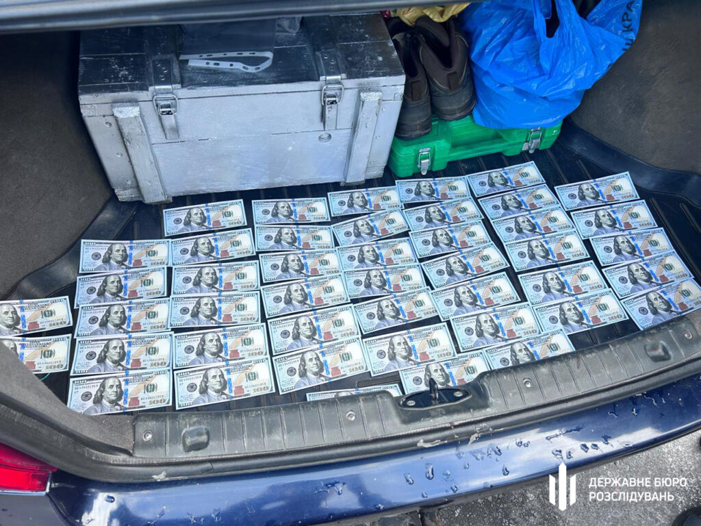 The State Bureau of Investigation detained a military man who was selling travel itineraries to Moldova.