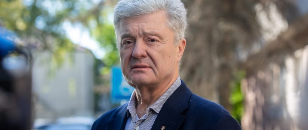 После очередного массированного обстрела Порошенко призвал мир давить на Путина, чтобы остановить войну