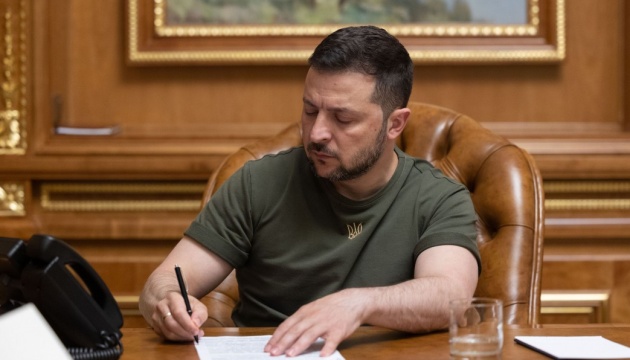 Зеленський підписав закон про продовження мобілізації і воєнного стану