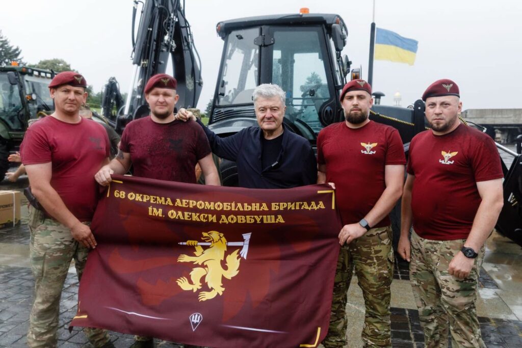 Порошенко передав допомогу військовим на 32 млн грн: що отримають бригади