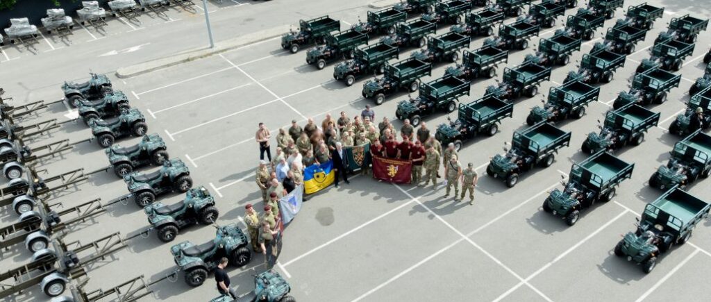 Despite sanctions, Poroshenko handed over another batch of equipment to the Defense Forces units