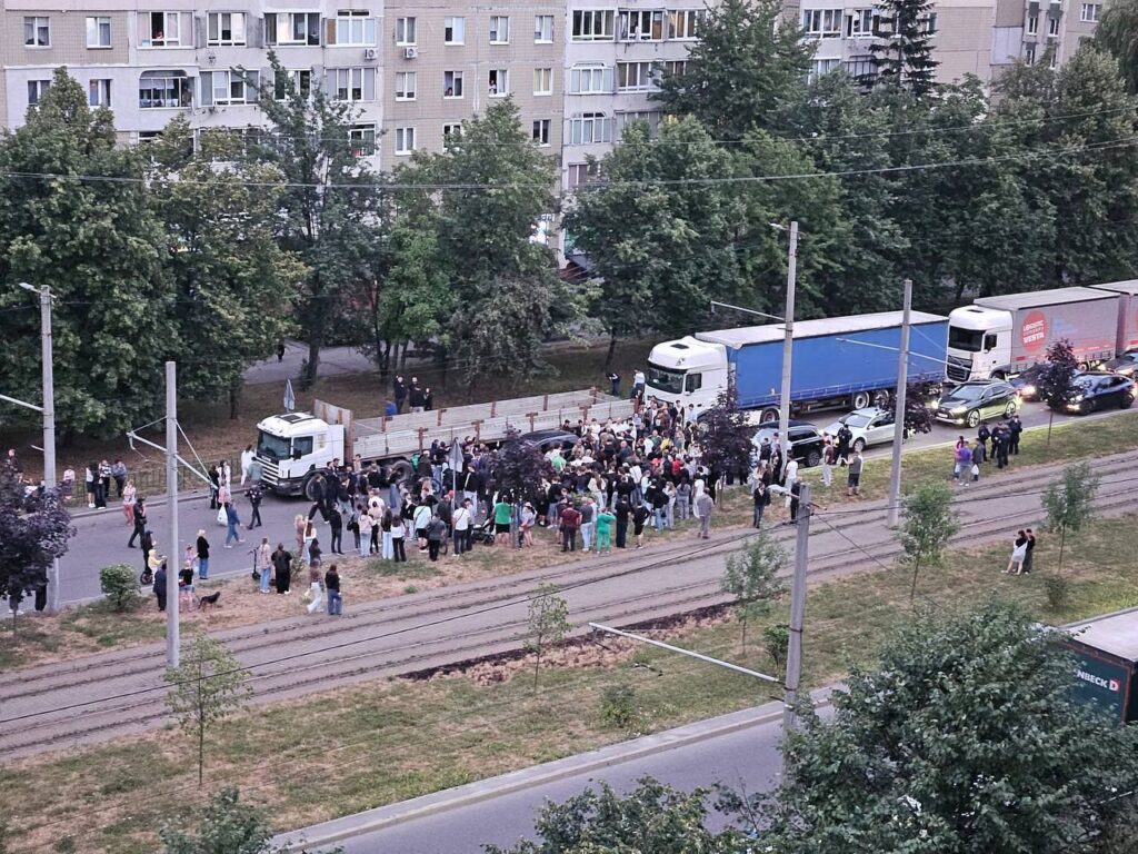 У Львові сталася сутичка з ТЦК: натовп перевернув службовий автомобіль