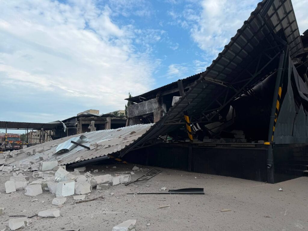 РФ атакувала Нову пошту в Ізюмі: пошкоджено вантажне відділення