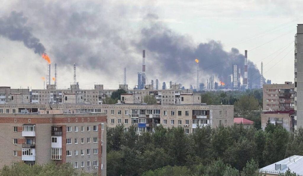Более 2,5 тысяч километров от границы: украинские дроны впервые атаковали Омский НПЗ