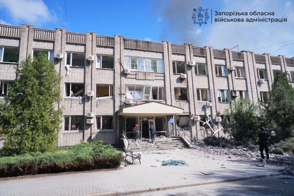 Россияне атаковали КАБами центр Запорожья, есть погибший и раненые