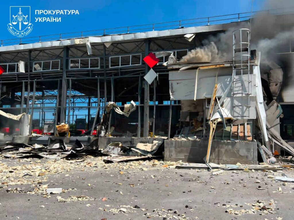 РФ атакувала ракетами термінал “Нової пошти” під Харковом: чотири людини загинули, ще 20 поранені