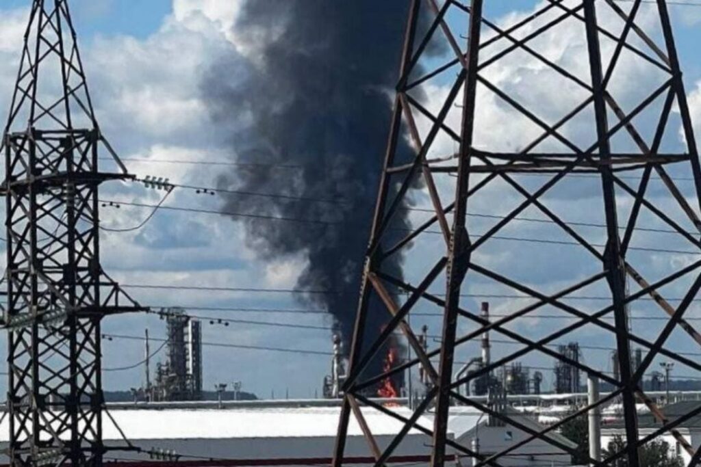 Перм під атакою: після вибухів горить один із найбільших НПЗ Росії