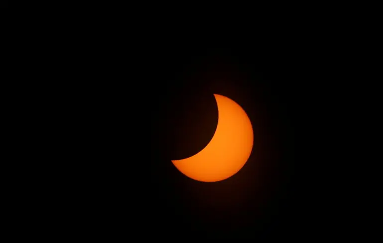 Сонце “зникне” над Україною: де і коли сьогодні можна побачити затемнення