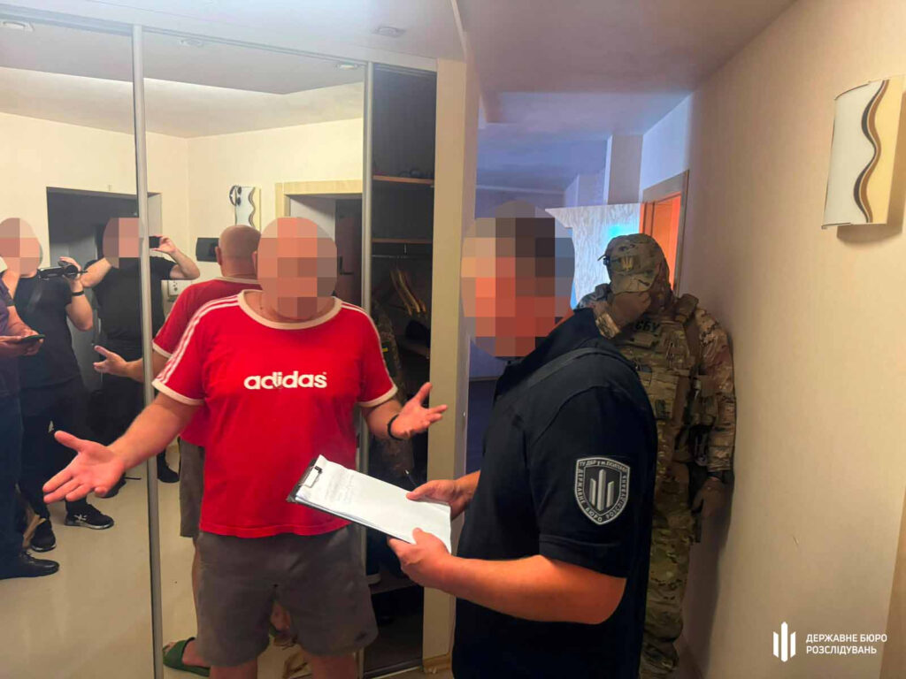 На Дніпропетровщині полковник і троє військових вимагали 20 тисяч доларів за переведення бійця в тил