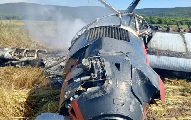 Російський літак спалахнув після аварійної посадки: на борту були семеро людей
