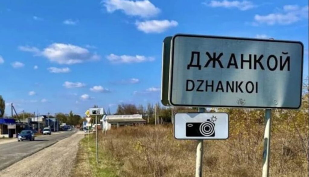 У Джанкої спалахнула масштабна пожежа: горіли склад пального та автопарк
