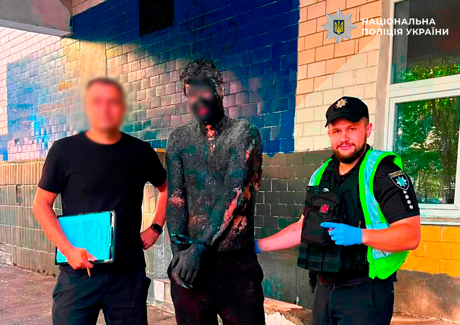 Відмивали п’ять годин: у Києві чоловік заліз у бочку зі смолою, щоб “замаскуватись” для пограбування магазину