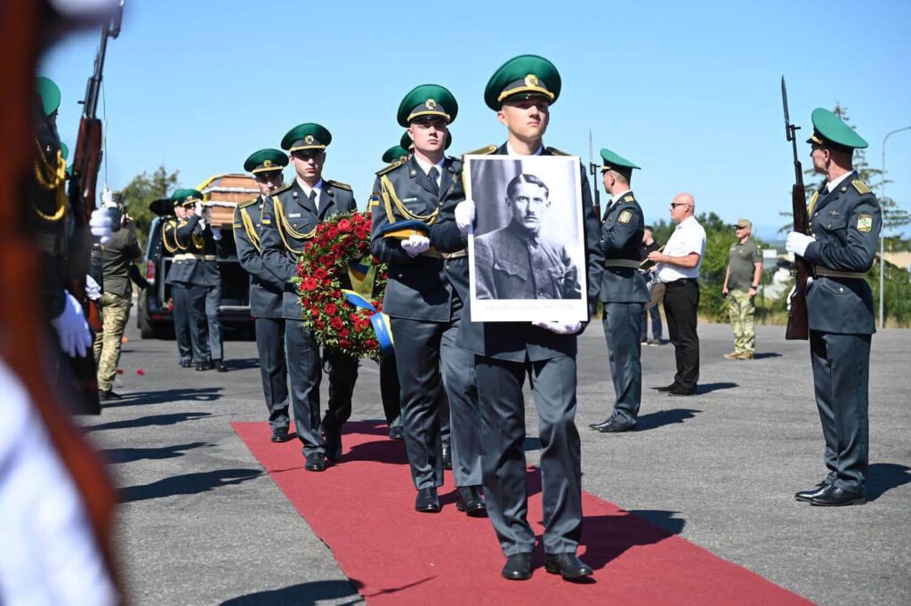 Прах Євгена Коновальця доправили в Україну для перепоховання