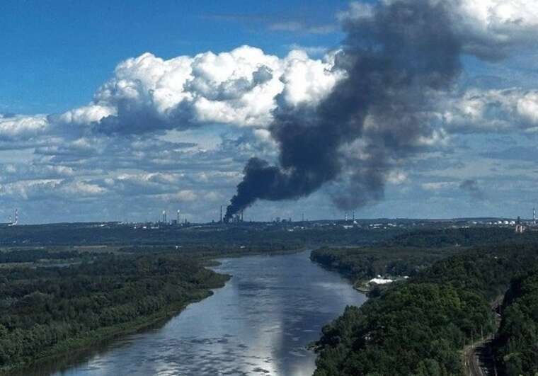 У РФ дрони атакували НПЗ в Уфі: спалахнула пожежа