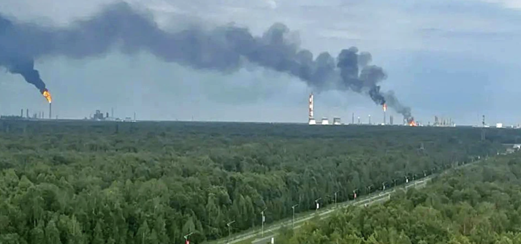 Дрони атакували найбільший нафтохімічний комплекс Росії в Тюменській області