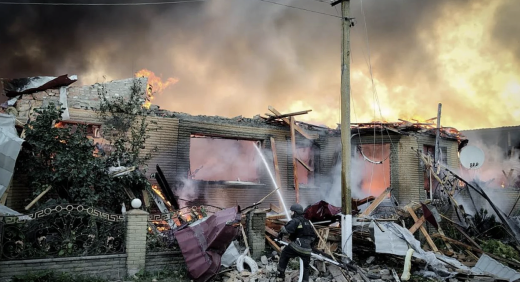 Росіяни вдарили по будинку на Сумщині: загинули 9-річний хлопчик та його мама