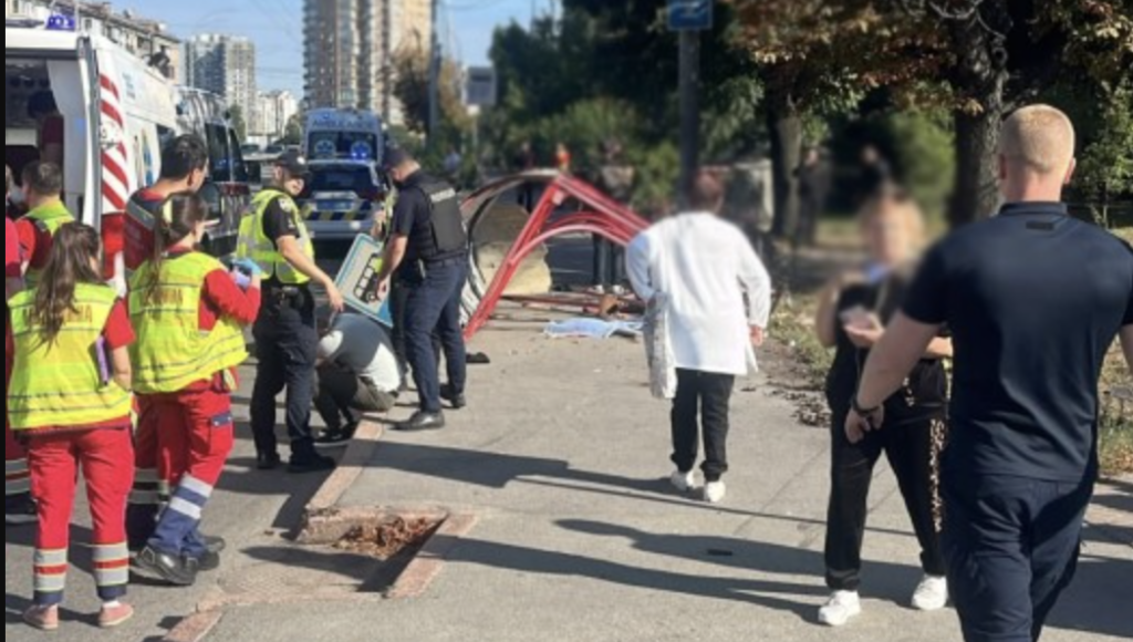 У Києві автомобіль врізався в маршрутку і вилетів на зупинку: загинули люди