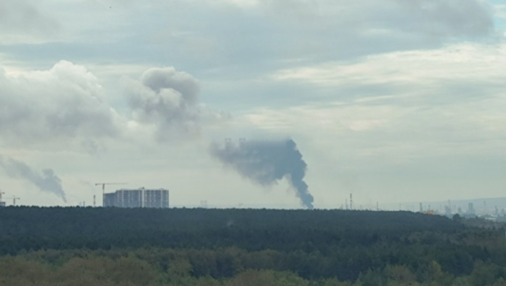 Сили оборони вдарили по НПЗ та військовому аеродромі у Росії