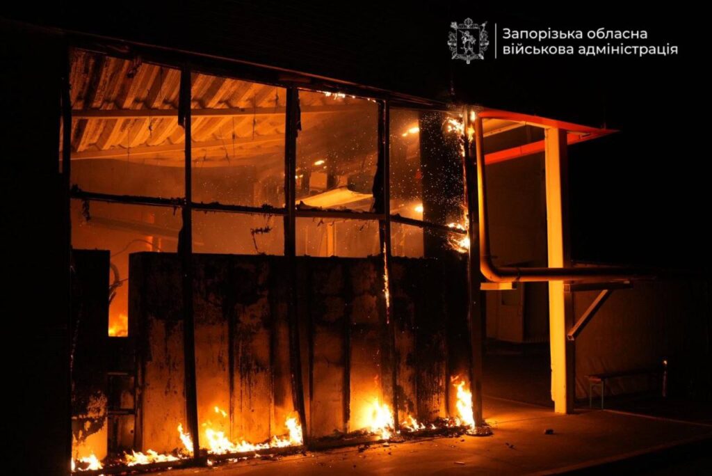 РФ атакувала Запоріжжя: спалахнув “Епіцентр”, є знеструмлення